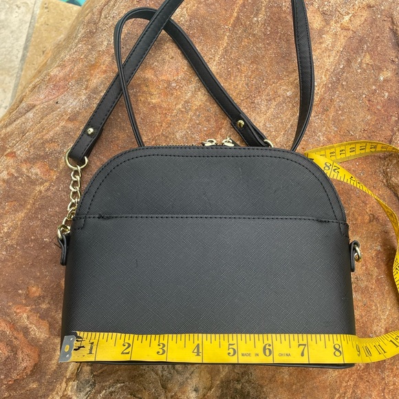 EUC Steve Madden “BMaggie” Black Crossbody Bag with Gold Chain Detail - Picture 5 of 11